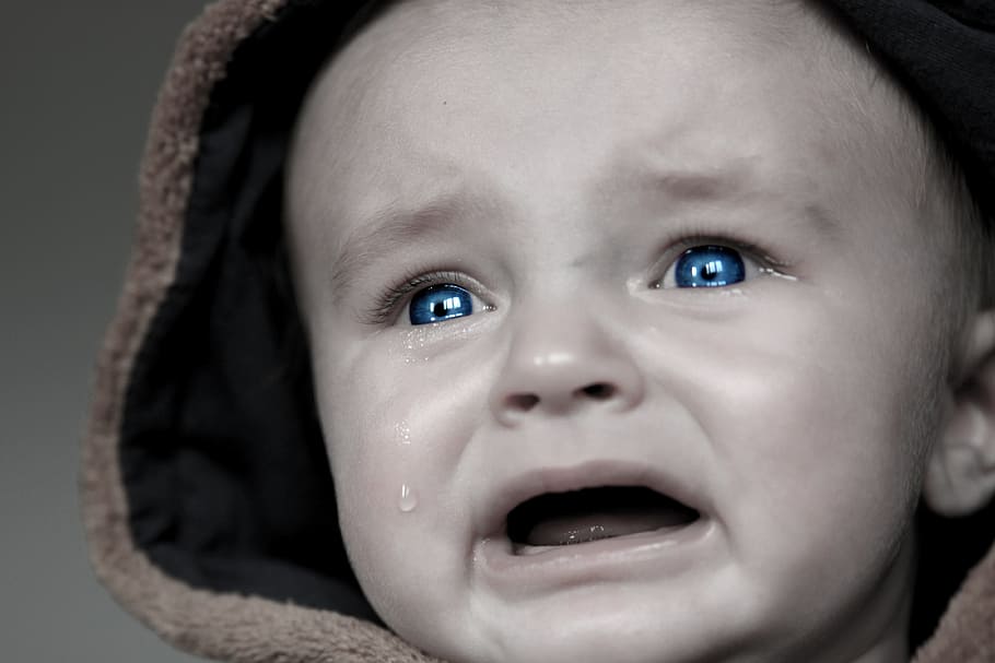 グレースケール写真, 赤ちゃん, 泣いている, 着ている, 茶色, パーカー, 涙, 小さな子供, 悲しい, 泣く