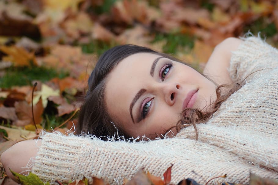 woman portrait, wearing, sweater, laying, leaves, girl lying down, autumn park portrait, girl in the park, beauty, make-up