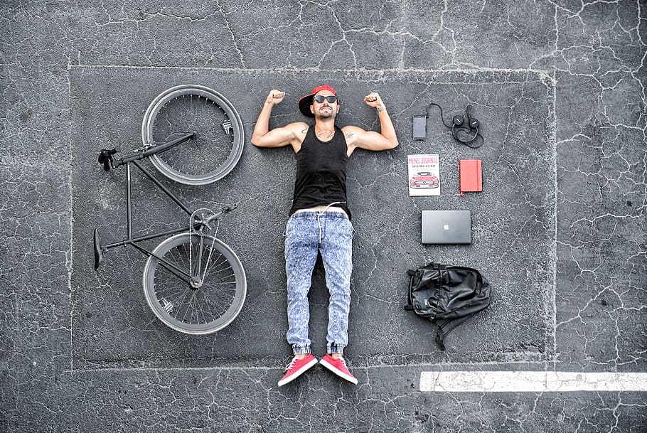 hombre, ciudad, elementos esenciales, bicicleta, ciclo, mochila, bolsa, macbook, computadora portátil, tecnología