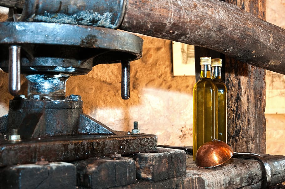 fotografía de primer plano, bebidas, lleno, negro, máquina, prensa, aceite de oliva, botellas, madera, botella