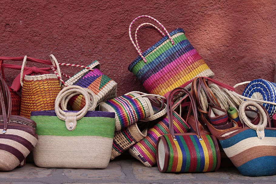 pila, bolsos de varios colores, pared, bolsos, manualidades, tradición, típica, cultura, méxico, decorativa