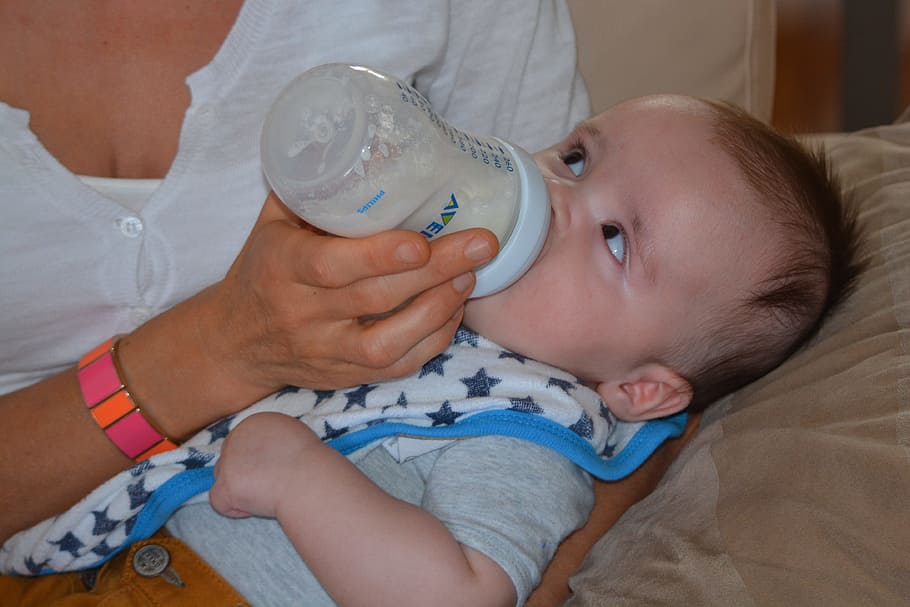赤ちゃんが牛乳を飲む, 給餌, ボトル, 若い, 人々, ぬいぐるみ, 子供, 赤ちゃん, 人, 男の子
