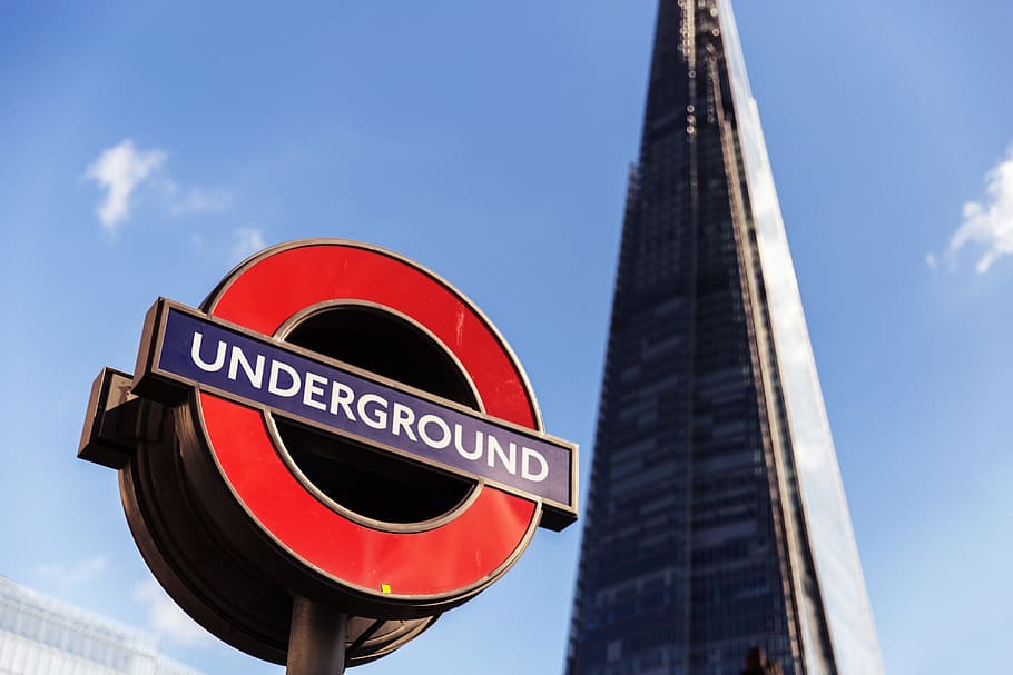 Famoso, Londres, subterráneo, signo, fragmento de rascacielos, fondo., capturado, canon 6, 6d, metro de Londres