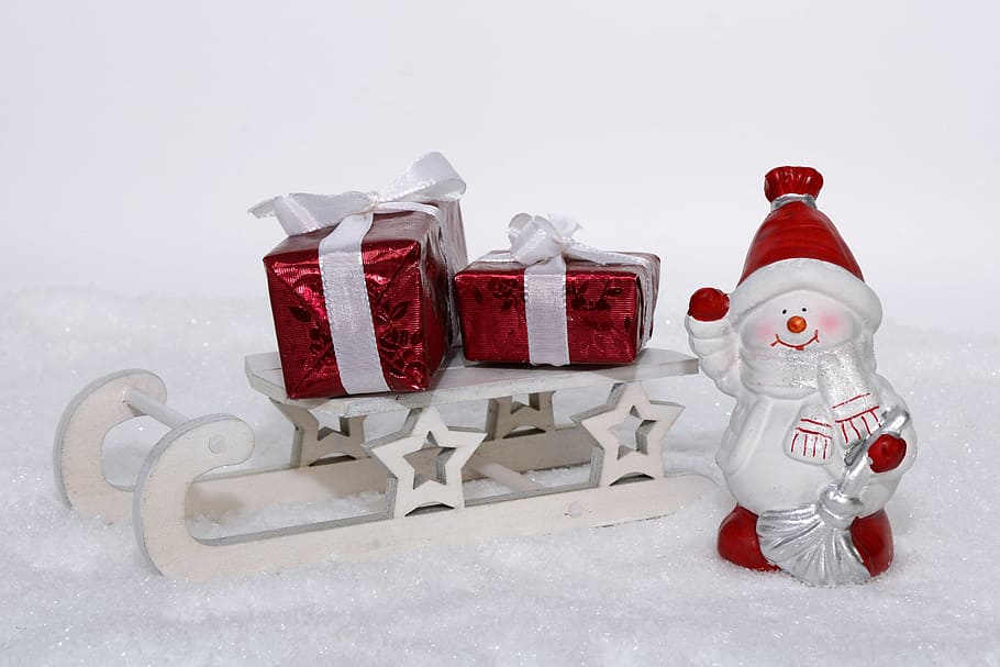 blanco, rojo, estatuilla de muñeco de nieve, regalos, estatuilla, navidad, hecho, sorpresa, molienda, embalado