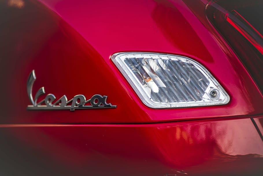 fotografia de close-up, vermelho, vespa motoneta alta, carro, veículo, lustroso, automotivo, transporte, carro de colecionador, à moda antiga