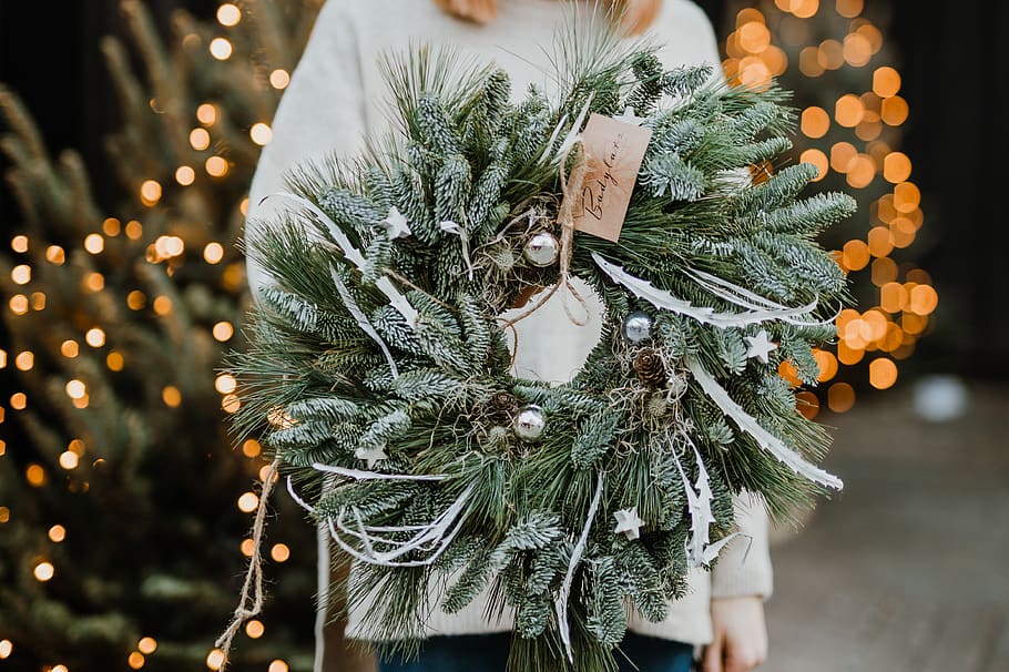 wreath, woman, xmas, december, christmas lights, bokeh, holding, Christmas, hands, celebration