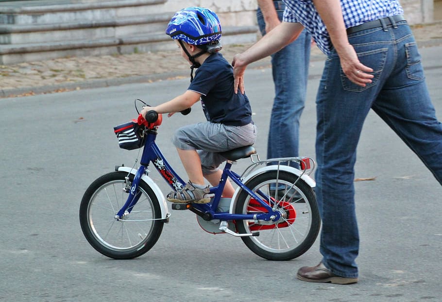 niño, equitación, bicicleta, hombre, empujando, en empuje, aprender, ciclismo, ejercicio, casco de bicicleta