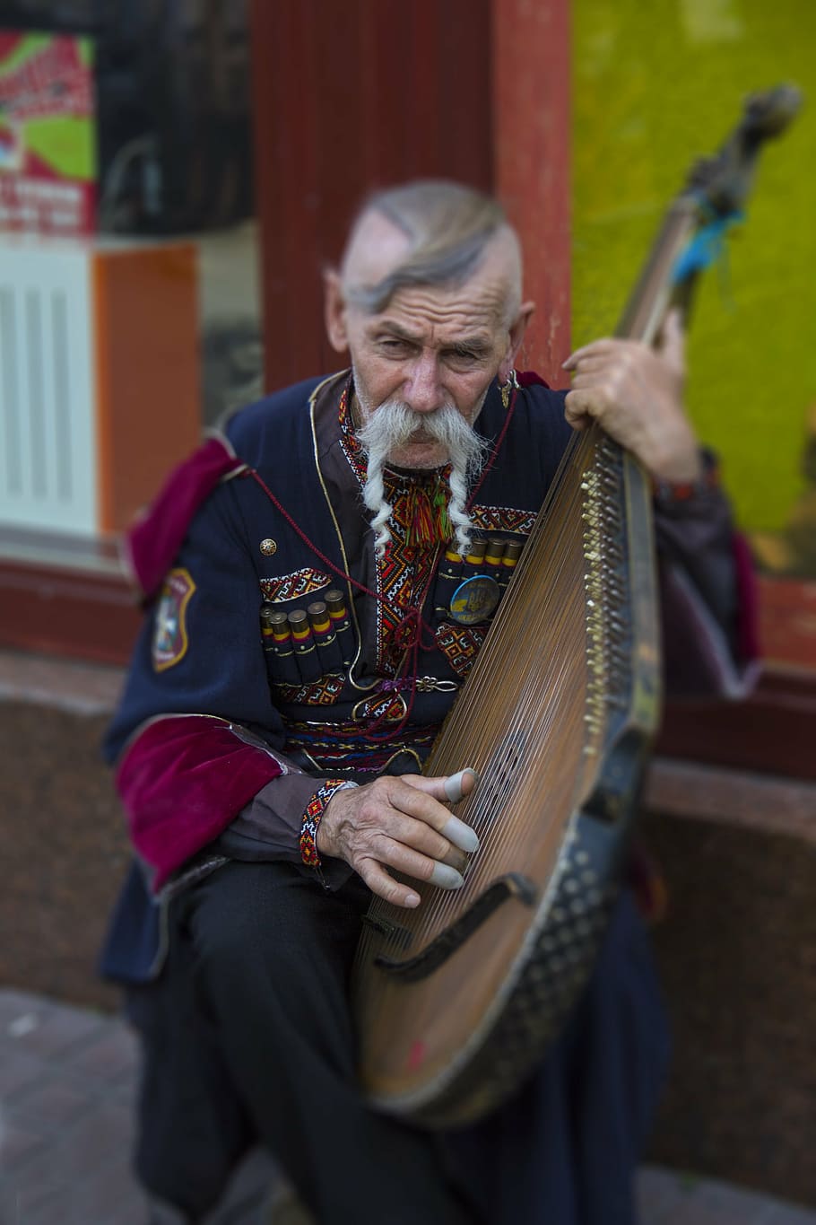 hombre, jugando, marrón, madera, instrumento de cuerda, al aire libre, Ucrania, Bandura, música, instrumento