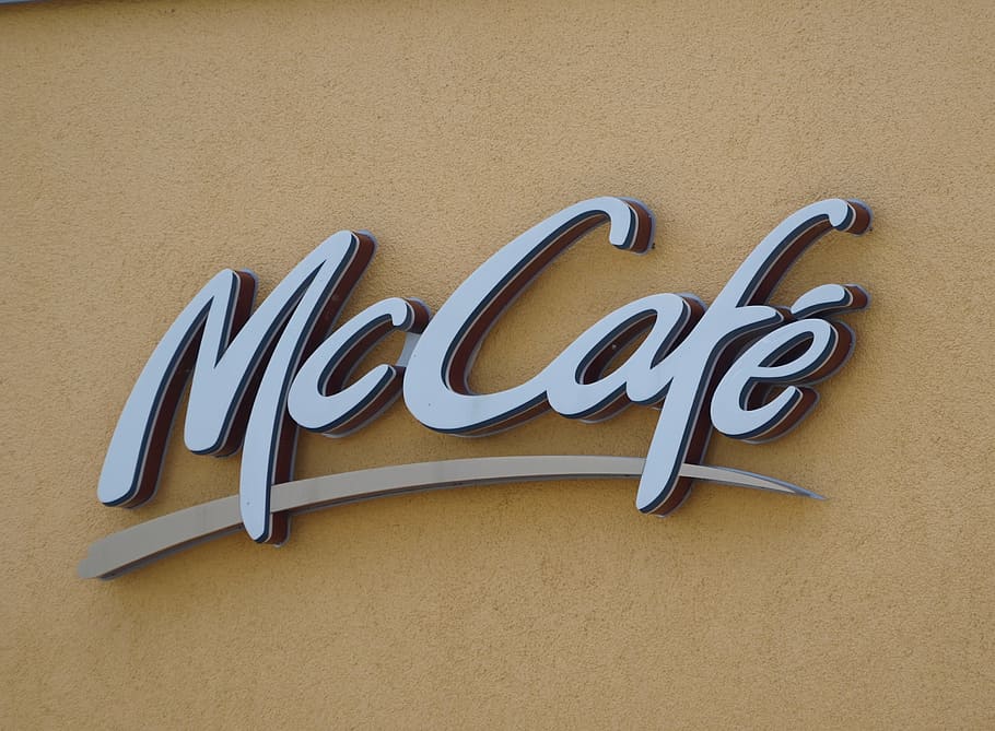 foto de close-up, sinalização do logotipo da mccafe, mccafe, mcdonalds, propaganda, sinal de néon, sinal de publicidade, letras, mcdonald's, texto