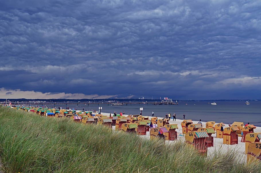 férias de verão, costa do mar Báltico, baía de lübeck, praia, frente de chuva, agua, nuvem - céu, céu, mar, natureza