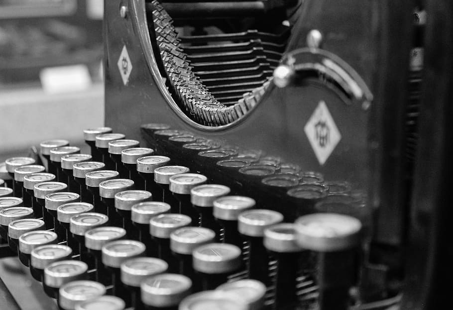 mesin tik, vintage, oldschool, hitam dan putih, teknologi, di dalam ruangan, gaya retro, surat, fokus selektif, close-up