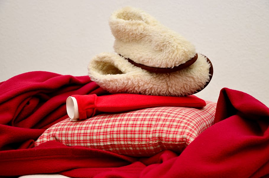 quente, cobertor, garrafa de água quente, chinelos, inverno, aconchegante e quente, vermelho, brinquedo de pelúcia, urso de pelúcia, dentro de casa