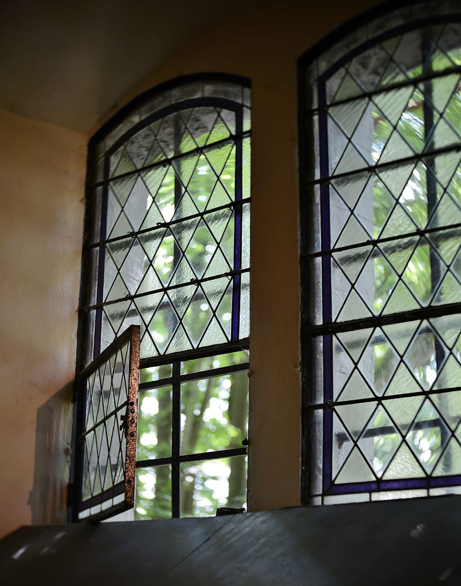 Витражные окна. Церковные окна с витражными стеклами. Витражи на арочные окна. Решетки на витражные окна.