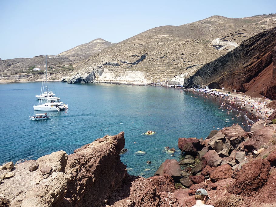 Playa Roja, Santorini, Grecia, agua, barcos, rocas, colinas, montaña, naturaleza, roca