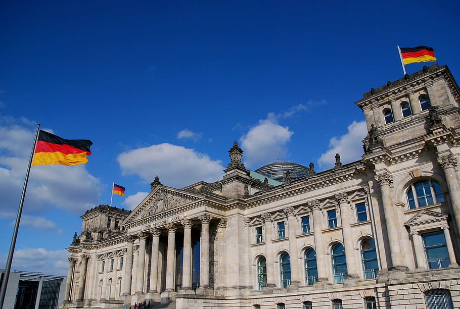 灰色のコンクリートの建物, ドイツ連邦議会議事堂, ベルリン, 政府の建物, 連邦議会, 青い空, 旗, ドイツ, 雲, 建物