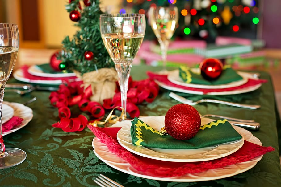 red, baubles, plates, christmas table, christmas dinner, christmas dinner setting, table, holiday, christmas, dinner