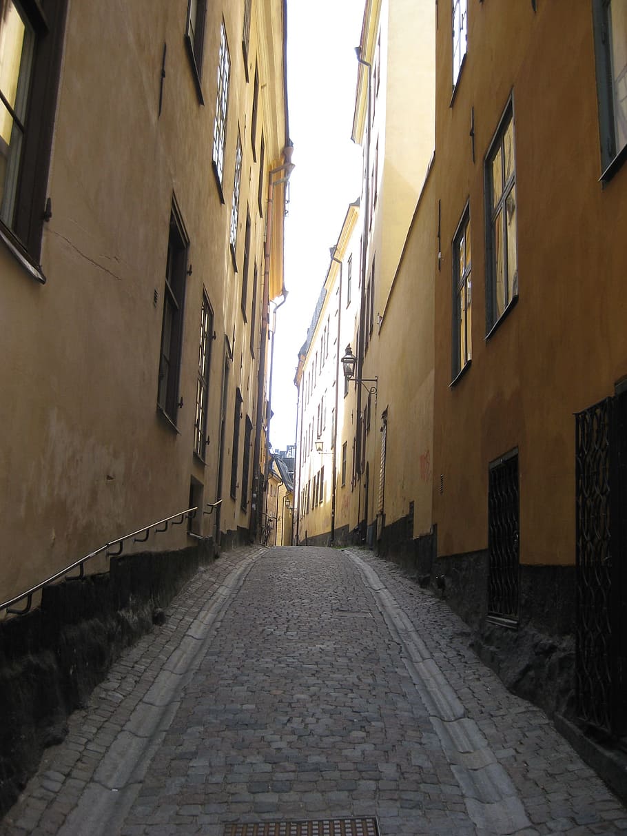 stockholm, gamla stan, old town, alley, sun, facade, window, home, building, architecture