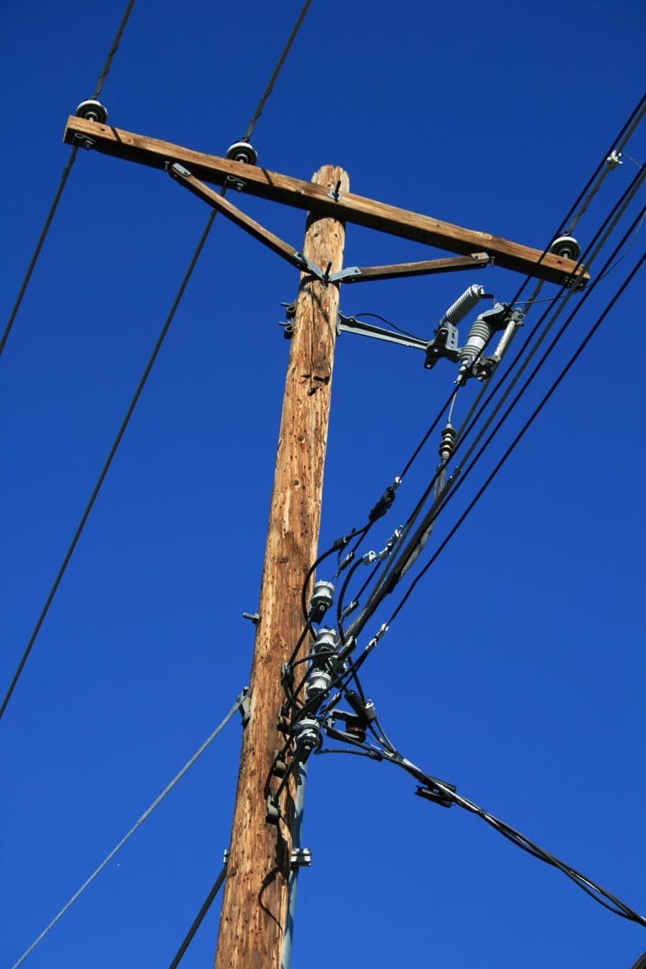 potencia, poste, electricidad, utilidad, cable, alambres, transmisión, alto, voltaje, Vista de ángulo bajo