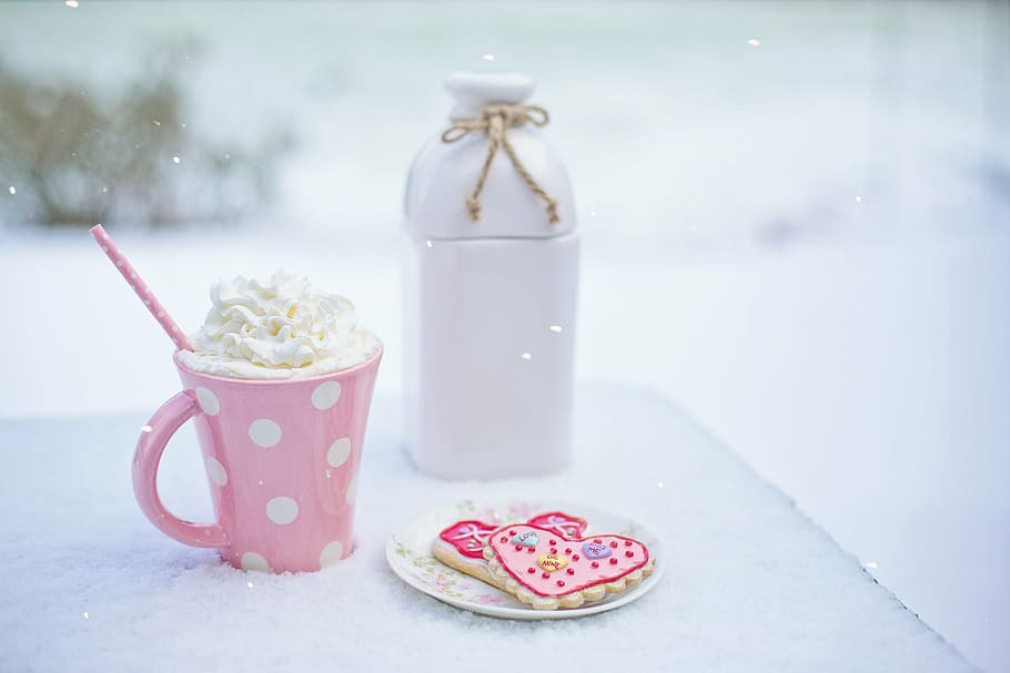 blanco, cerámico, tarro, rosa, taza, día de San Valentín, chocolate caliente, galletas de corazón, jarra de leche, amor