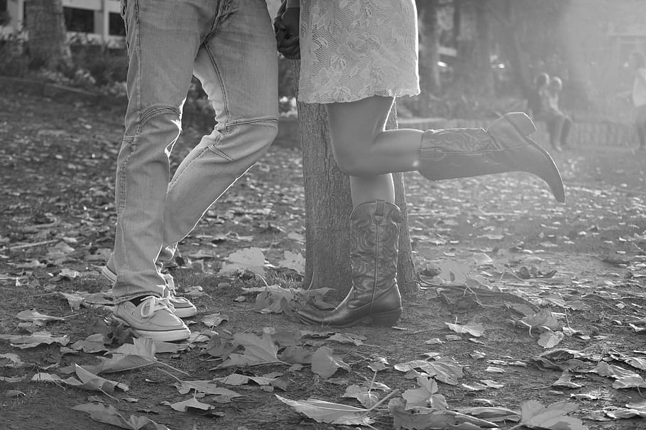 pasangan, cinta, romansa, romantis, musim gugur, sepatu bot koboi, daun, hitam dan putih, bagian rendah, kaki manusia
