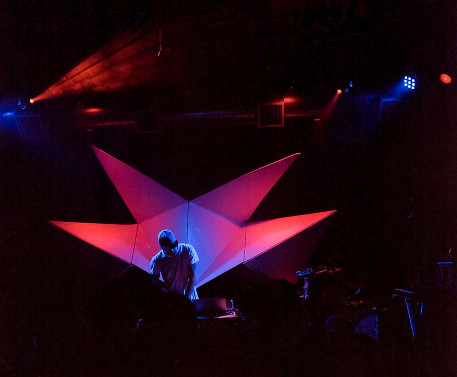 homem, em pé, etapa, vermelho, Led, luzes, período noturno, vestindo, boné, DJ