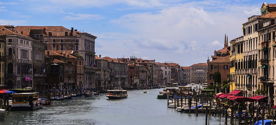 Río, edificio, barcos, bota, casas, agua, cielo, venecia, casco antiguo, italia