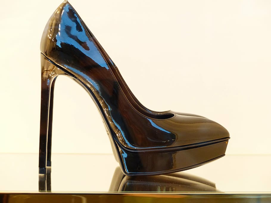 fotografía de primer plano, negro, charol, bomba, zapato, zapato de tacón alto, bombas, costoso, extravagante, brillo