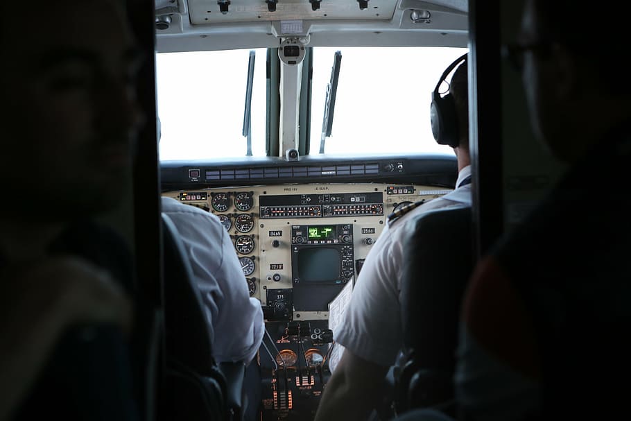 manusia piloting pesawat, dua, pilot, pesawat terbang, kabin, kokpit, perjalanan, transportasi, interior kendaraan, tampilan belakang