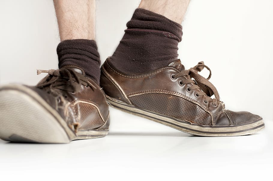 Persona, vistiendo, marrón, zapatos bajos de cuero, calcetines, zapatos viejos, zapatos, zapatillas, cuero, pie