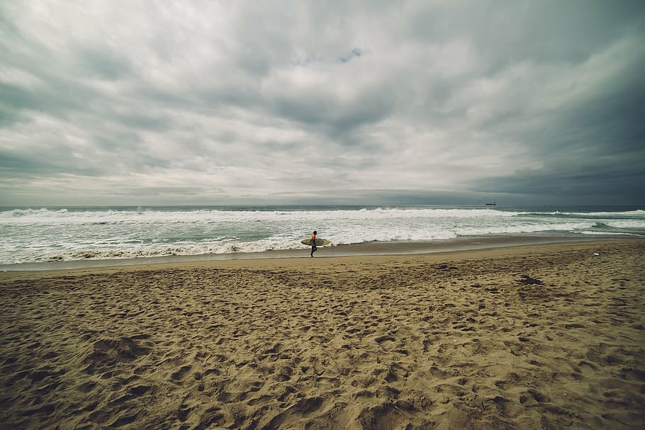 pessoa na praia, homem, em pé, beira mar, exploração, prancha de surf, dia, praia, areia, oceano
