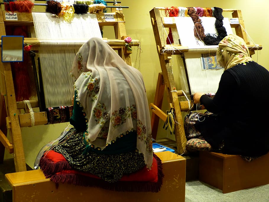 dois, mulheres, tecelagem, sentado, marrom, de madeira, escadinha, tecer, amarrar, tapete