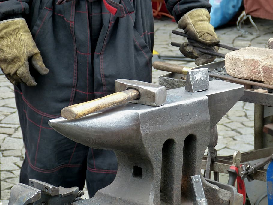 pessoa segurando pinças, ferreiro, ferro, metal, forja, ofício, martelo, bigorna, mão, trabalho