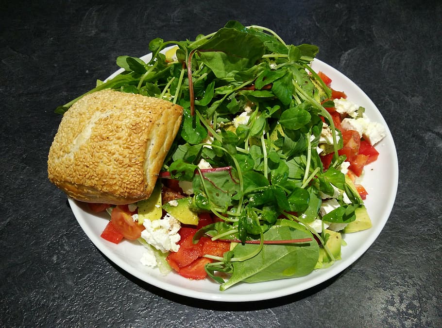 salada mista, pão de sementes de gergelim, tomate, pimentão, queijo feta, abacate, saudável, comida, comida e bebida, vegetais