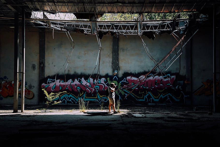pessoa, em pé, frente, arte do grafite, homem, tirando, foto, perto, parede, grafite