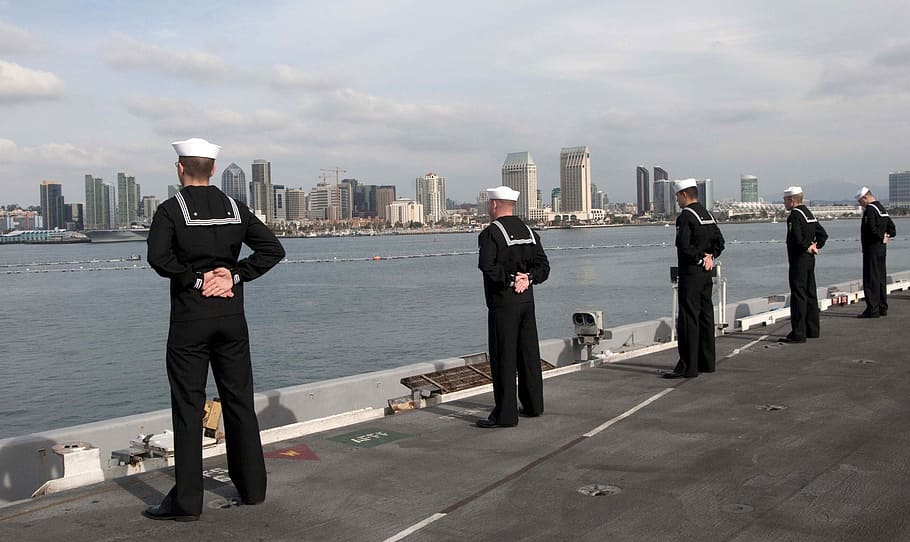 cinco, homem, preto, macacão, em pé, marinheiros, navio, descanso do desfile, porto, embarcação