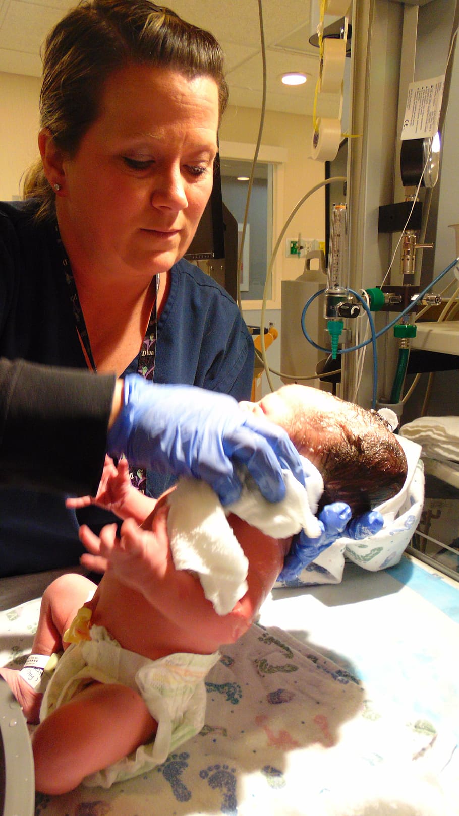 mulher carregando bebê, recém-nascido, parto, infantil, bebê, enfermeira, hospital, maternidade, enfermaria, criança