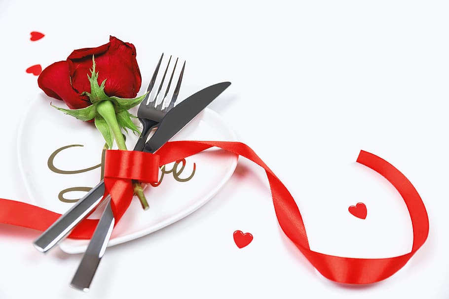 Tenedor, cuchillo, cuchara, rojo, rosa, blanco, mesa., Amor, concepto, fondo