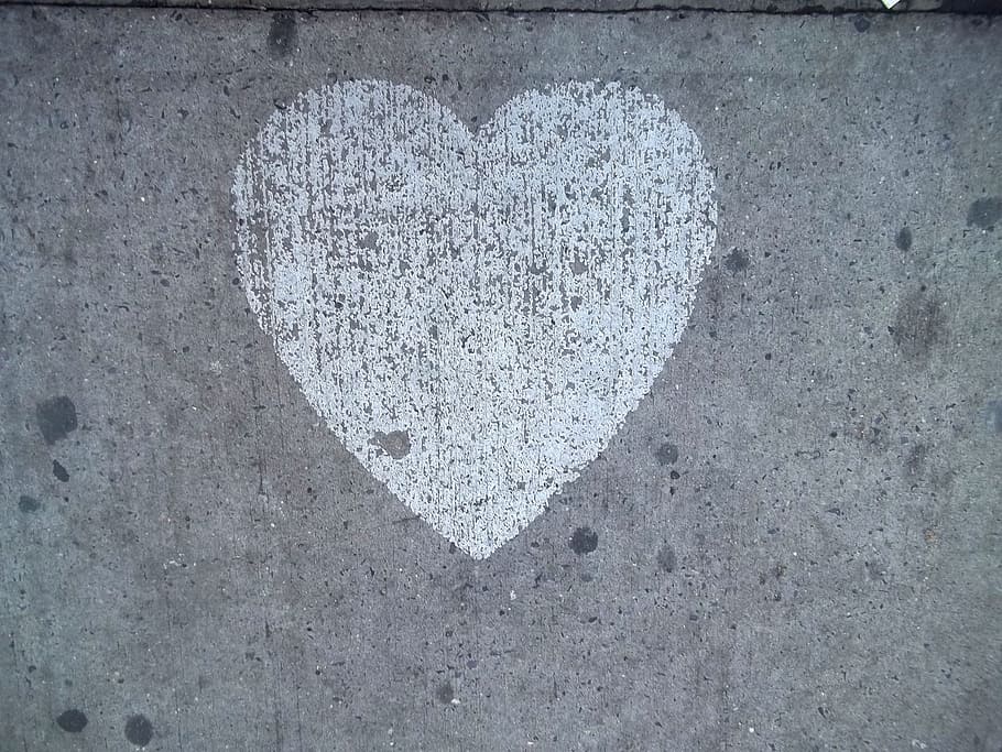 gris, blanco, graffiti de corazón, pared, corazón, acera, amor, calle, tiza, san valentín
