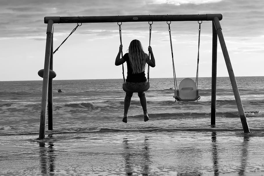balanços de garota, enfrentando, mar, foto em escala de cinza, menina, balanços, escala de cinza, foto, altalenando, na água