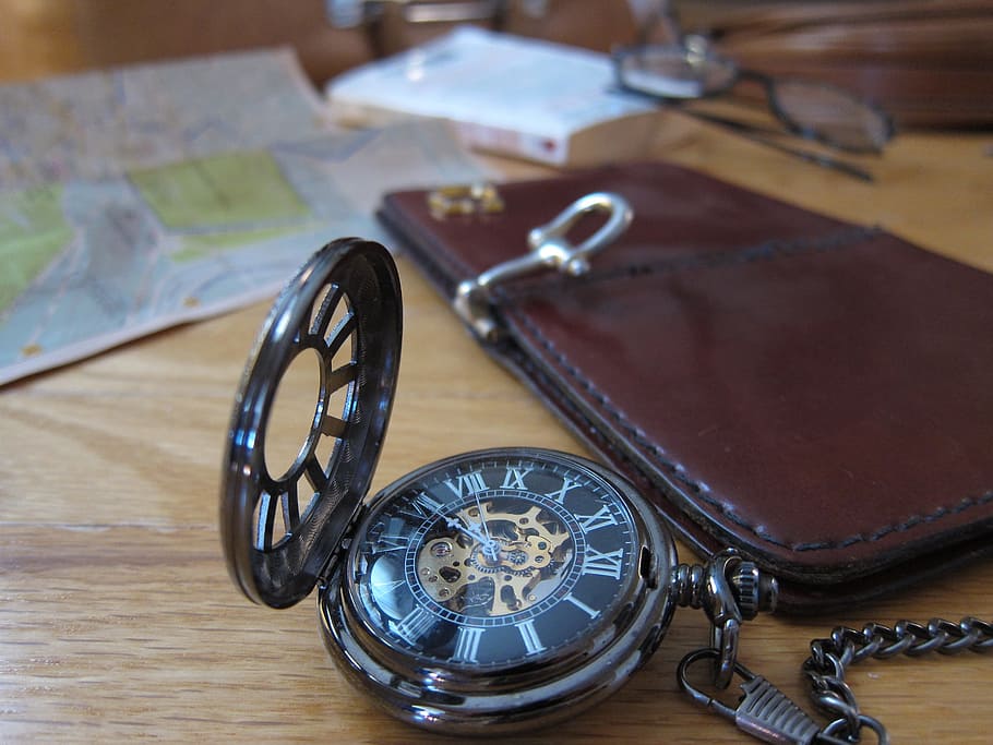 丸い銀のポケット, 時計, 茶色, パテントレザーの財布, テーブル, 懐中時計, パテントレザー, 財布, 旅行, 地図