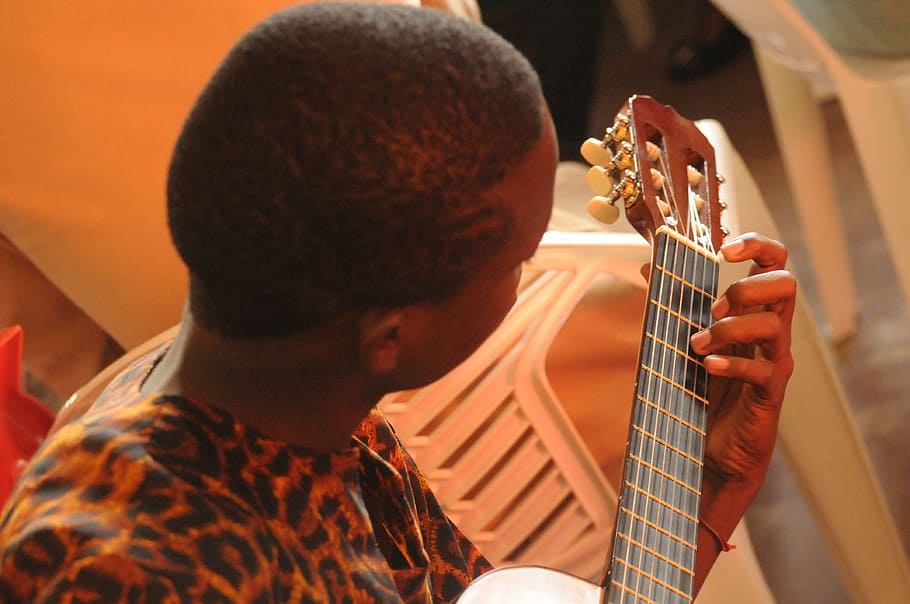 escuela de musica, guitarra, aprendizaje, niños, africanos, música, instrumento musical, instrumento de cuerda, juego, arte cultura y entretenimiento