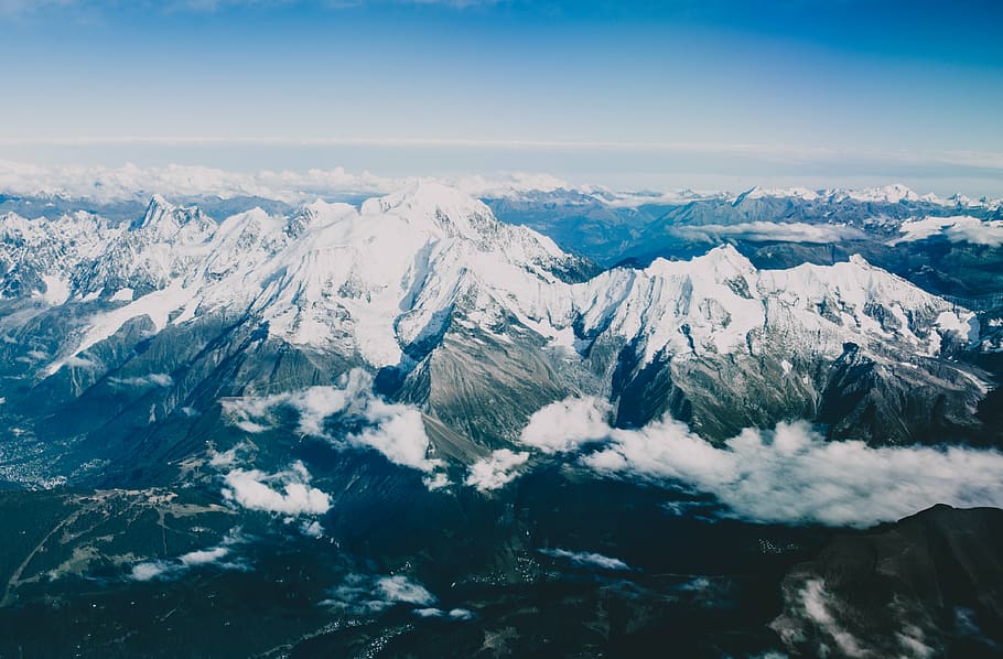 fotografi sudut tinggi, putih, abu-abu, gunung, salju, tertutup, puncak, tebing, lanskap, awan