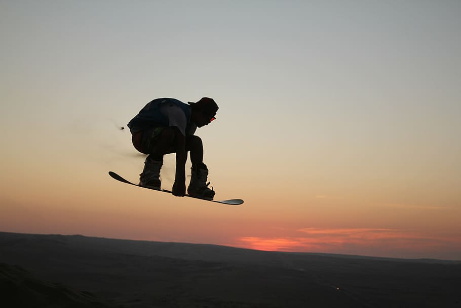 snowboarding, sandboarding, bukit pasir, gurun, pemandangan, alam, matahari terbenam, langit, orang sungguhan, aktivitas rekreasi