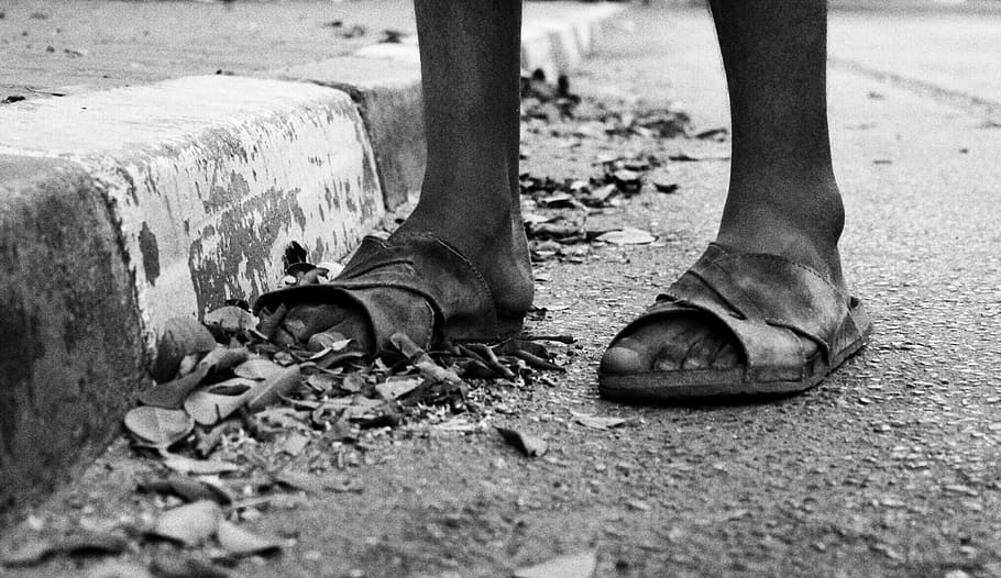 alam, dua, manusia, kemiskinan, hitam dan putih, bagian rendah, kaki manusia, bagian tubuh, bagian tubuh manusia, sepatu