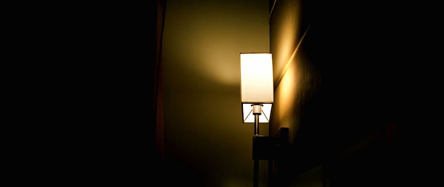 黄色のテーブルランプ, 白, 壁, マウント, ランプ, ライト, 暗い, まだ, 照明, ドア