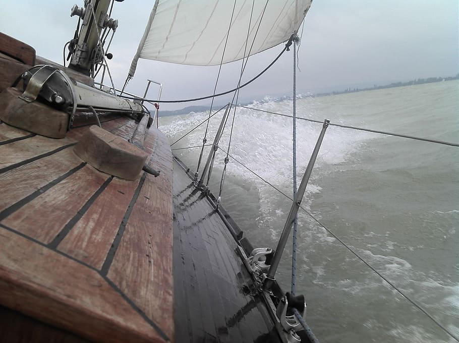 barco, cuerpo, agua, durante el día, vela, viento, tormenta, nubes, ventoso, embarcación náutica