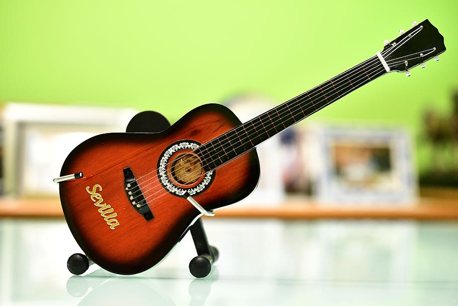 um violão, instrumento musical, violão no rack, música, instrumento de cordas, arte, cultura e entretenimento, equipamento musical, guitarra, foco em primeiro plano