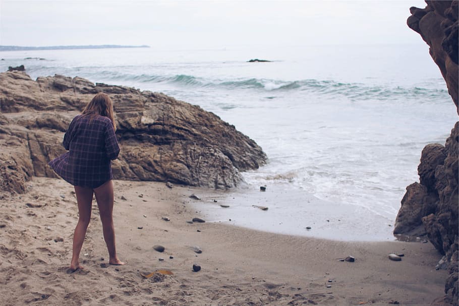 女性, 立っている, 海岸, 昼間, 格子縞, シャツ, 行く, ビーチ, 砂, 水