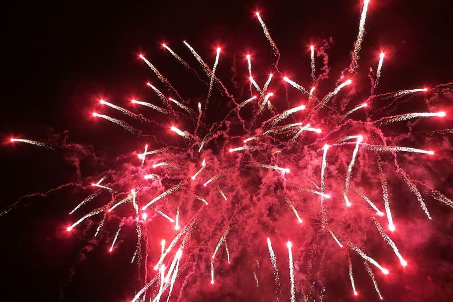 fogos de artifício vermelhos, fogos de artifício, celebração, véspera de ano novo, pirotecnia, vermelho, chamas, explosão, detonação, estrondo