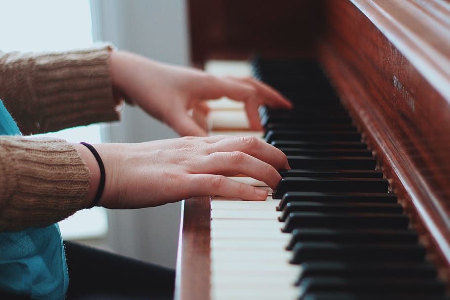 persona tocando el piano, personas, manos, piano, instrumento, música, sonido, acordes, notas, instrumento musical